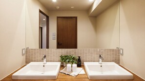 Free toiletries, hair dryer, slippers, electronic bidet - Minn Asakusa (Tokyo)