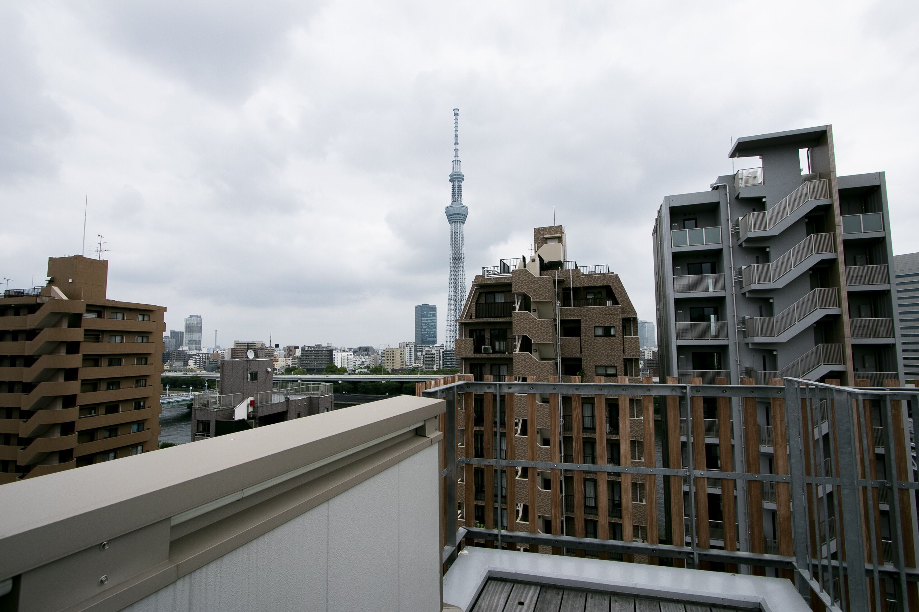 Paisagem urbana com edifícios modernos, incluindo uma torre imponente ao fundo.