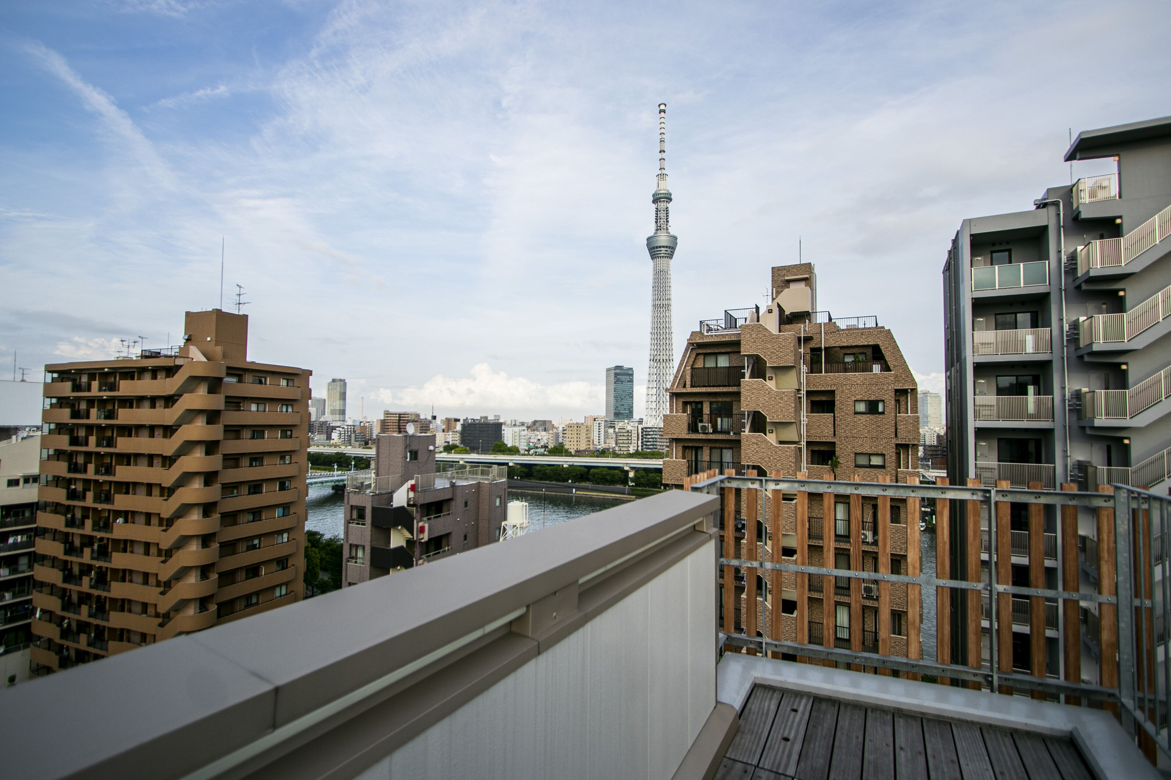 Un edificio alto con vista a una torre y un río.
