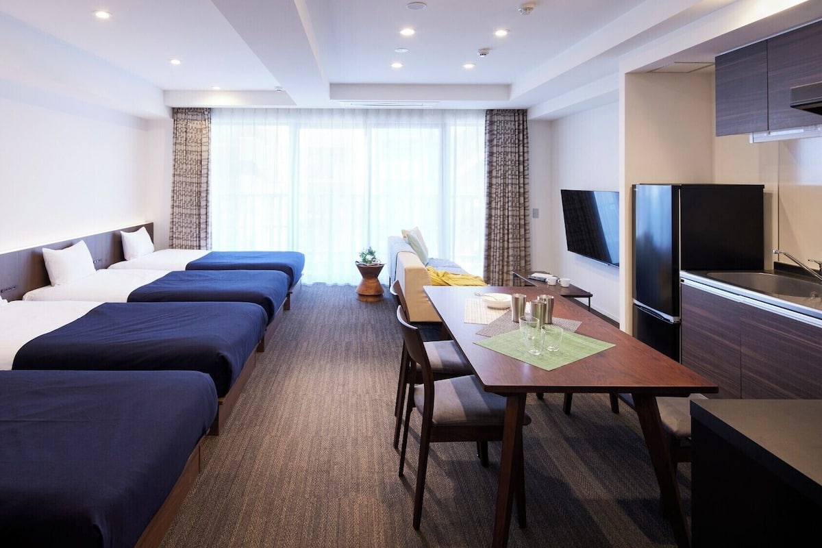 Cortinas blackout, wifi gratis y ropa de cama