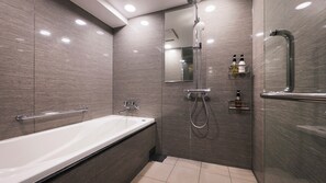 行政客房, 无烟房 (Rooftop Terrace, 58sqm, 5 people) | 浴室 | 免费洗浴用品、吹风机、拖鞋、电子马桶