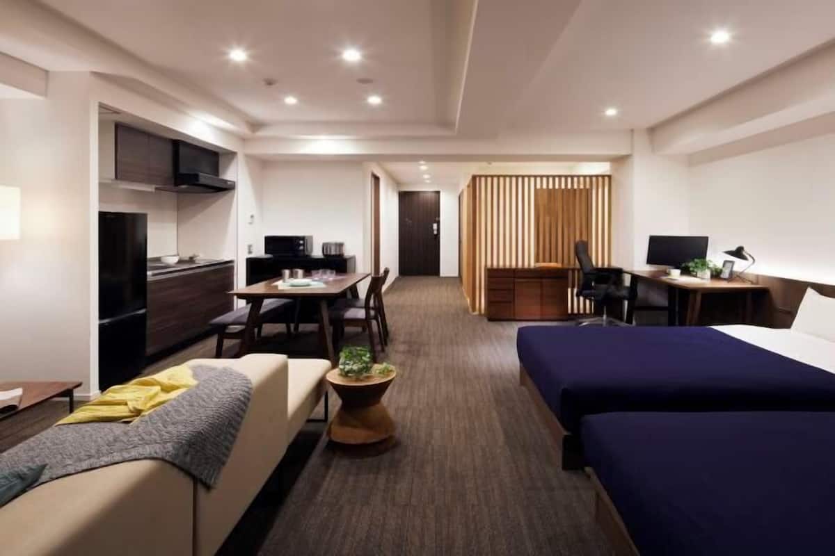 Cortinas blackout, wifi gratis y ropa de cama