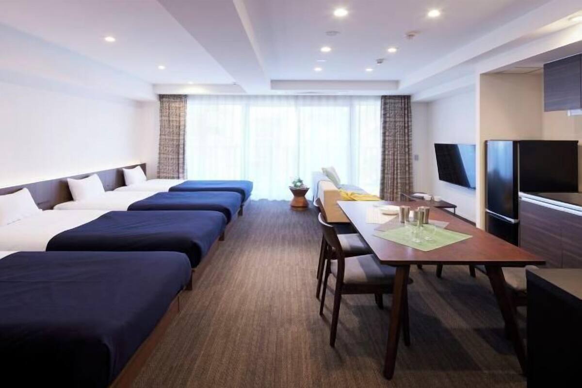 Cortinas blackout, wifi gratis y ropa de cama 
