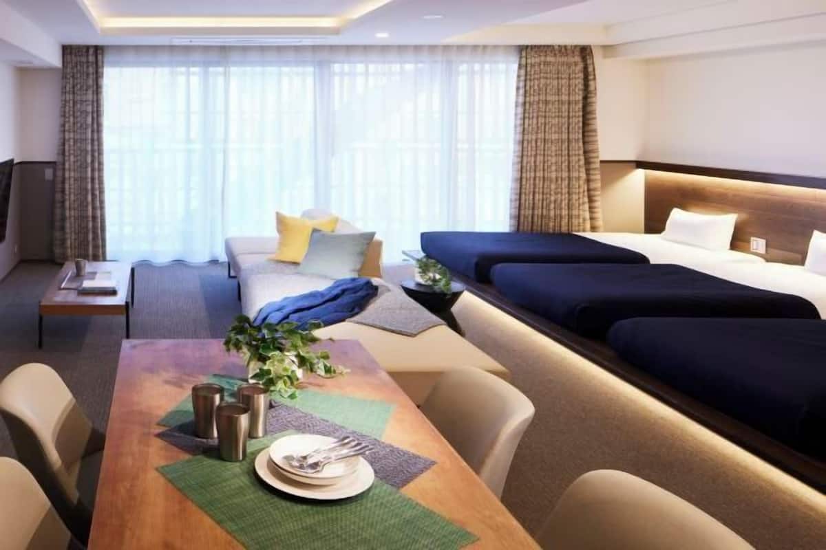Cortinas blackout, wifi gratis y ropa de cama