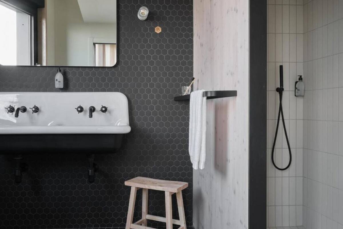 la premium + | bathroom | shower, rainfall showerhead, hair dryer, towels