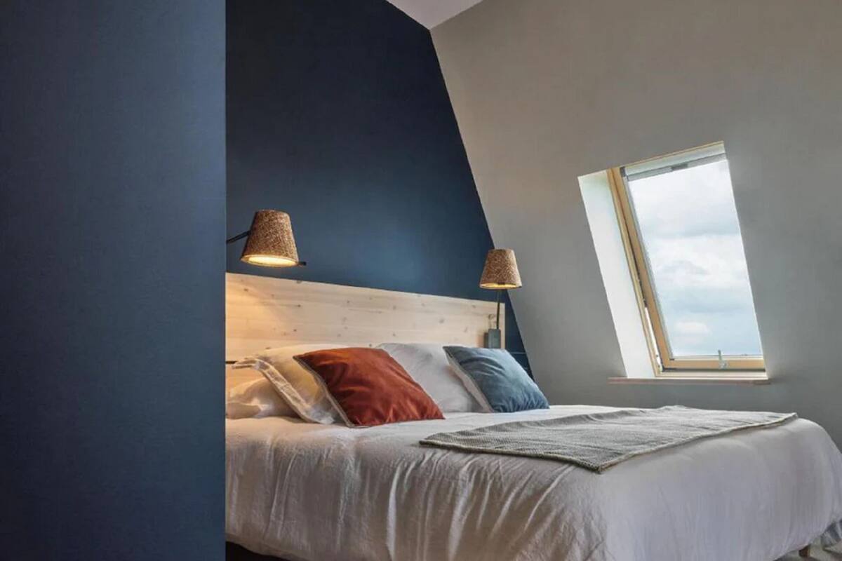 1 bedroom, premium bedding, desk, laptop workspace