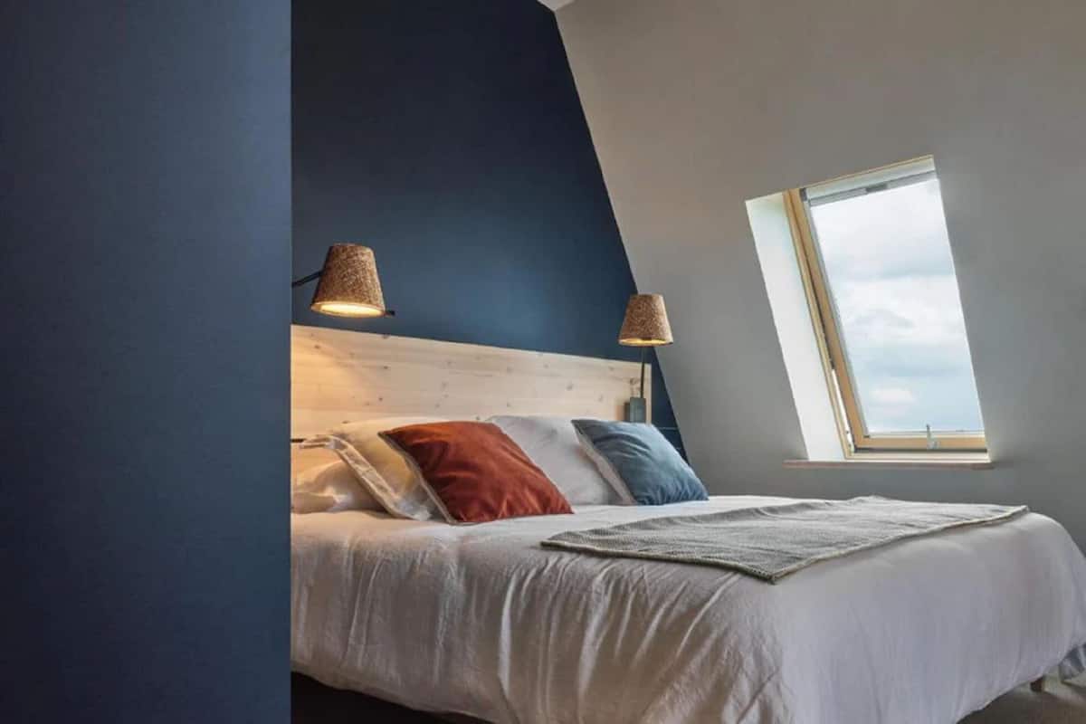 Peralatan tempat tidur premium, meja, ruang kerja komputer riba