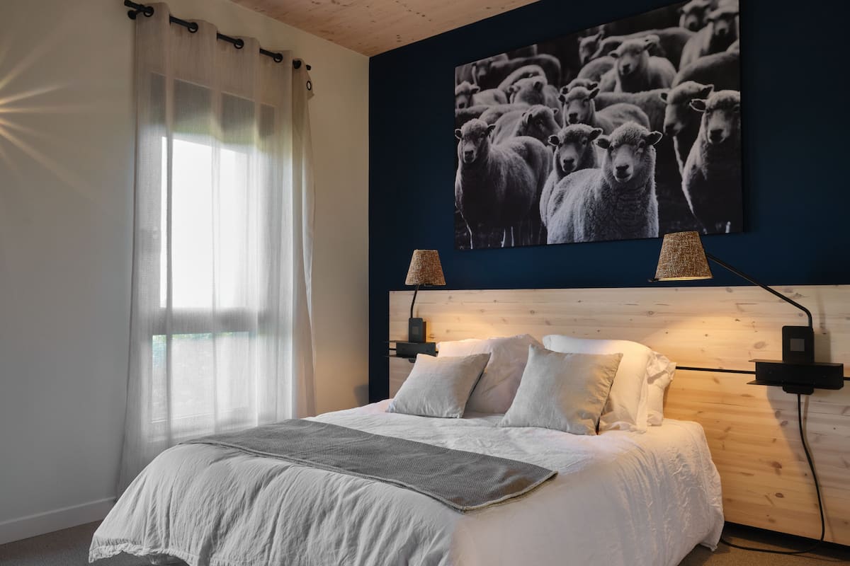 1 bedroom, premium bedding, desk, laptop workspace