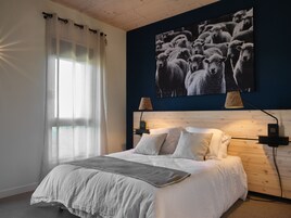 高档床上用品、办公桌、笔记本电脑工作区、隔音