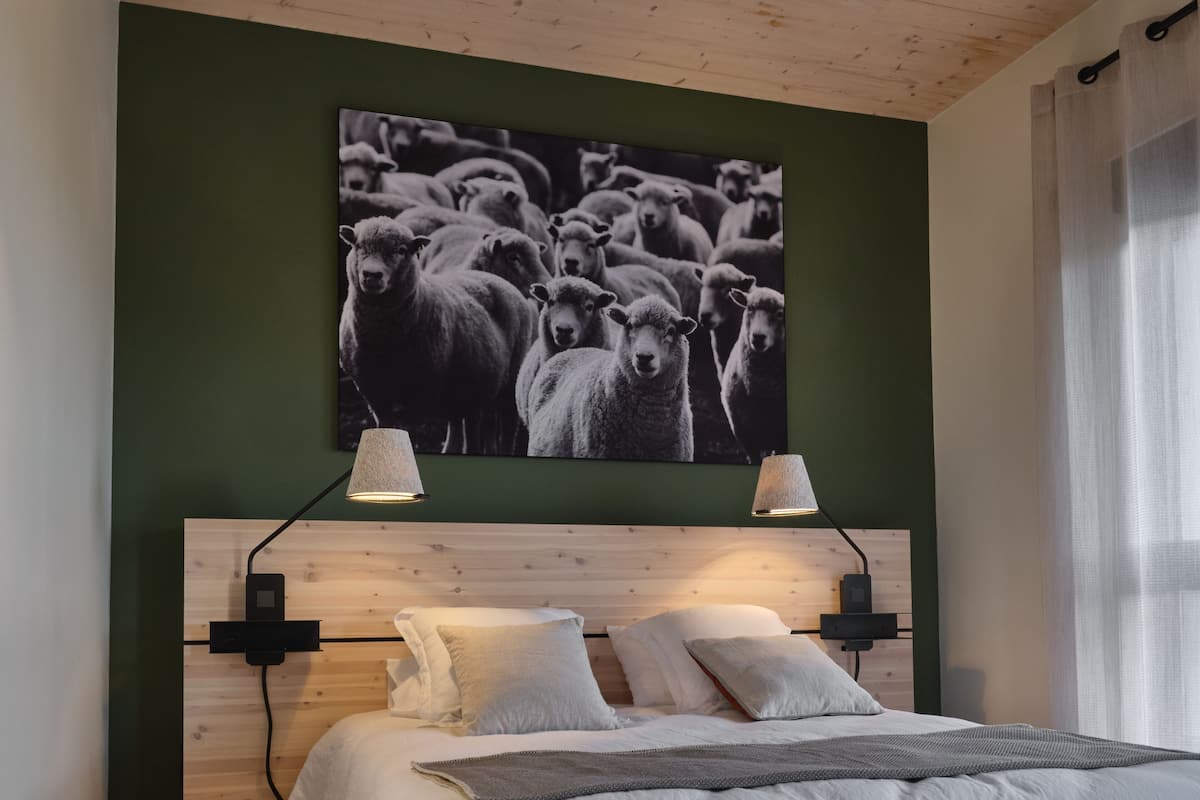 1 bedroom, premium bedding, desk, laptop workspace