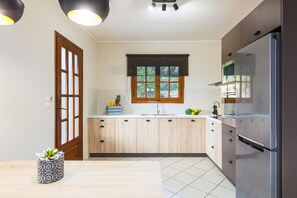 Kühlschrank, Mikrowelle, Ofen, Geschirrspüler