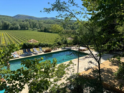 Domaine avec grande piscine face aux vignes