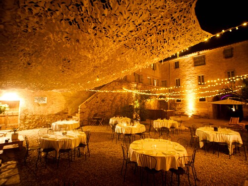 Domaine avec grande piscine face aux vignes