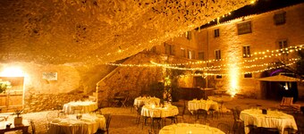 Estate with large swimming pool overlooking vineyards