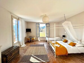 11 habitaciones, tabla de planchar con plancha, cuna de viaje y wifi