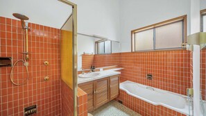 Bathtub, towels