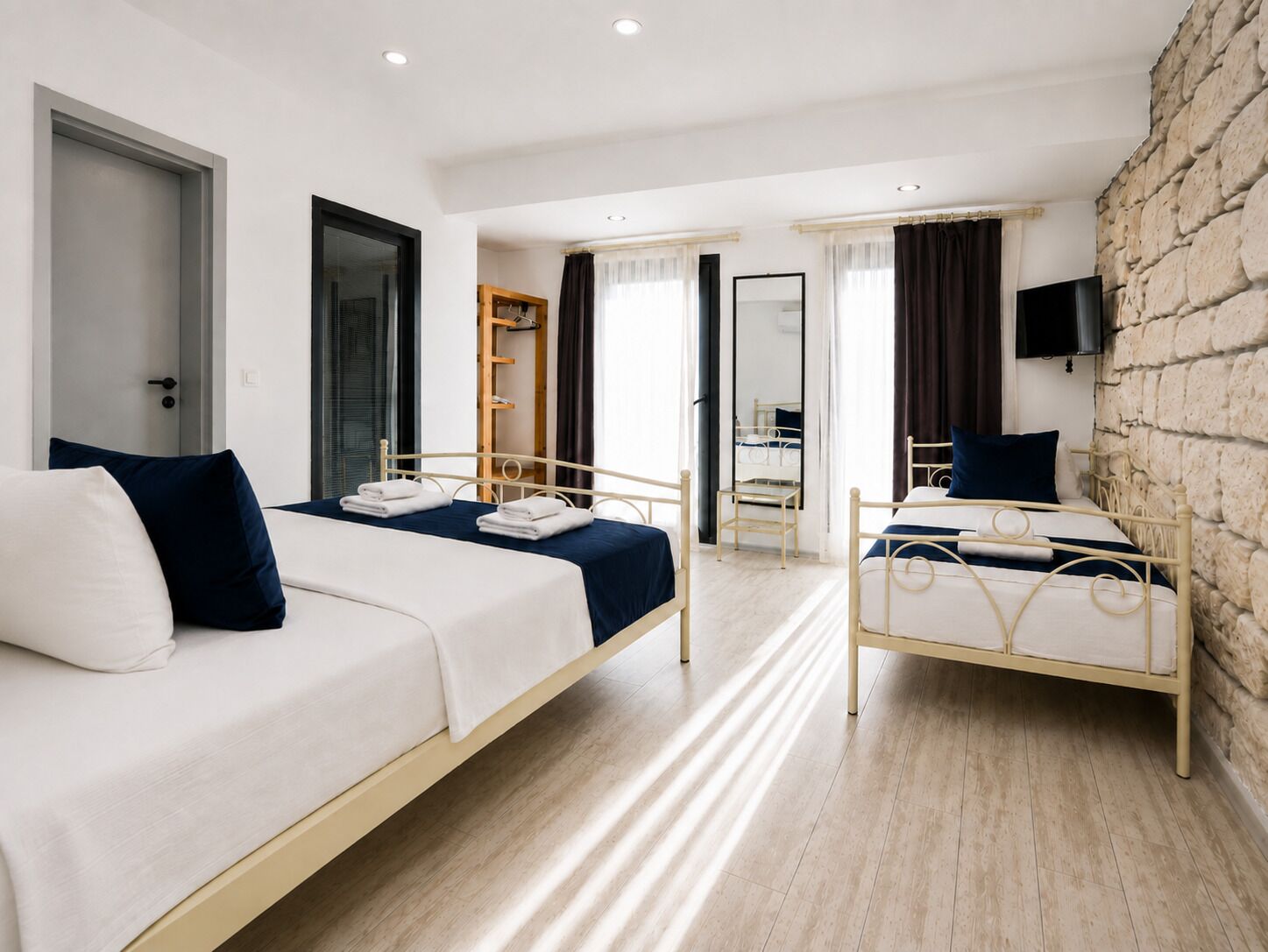 Roupas de cama premium, frigobar, quartos à prova de som