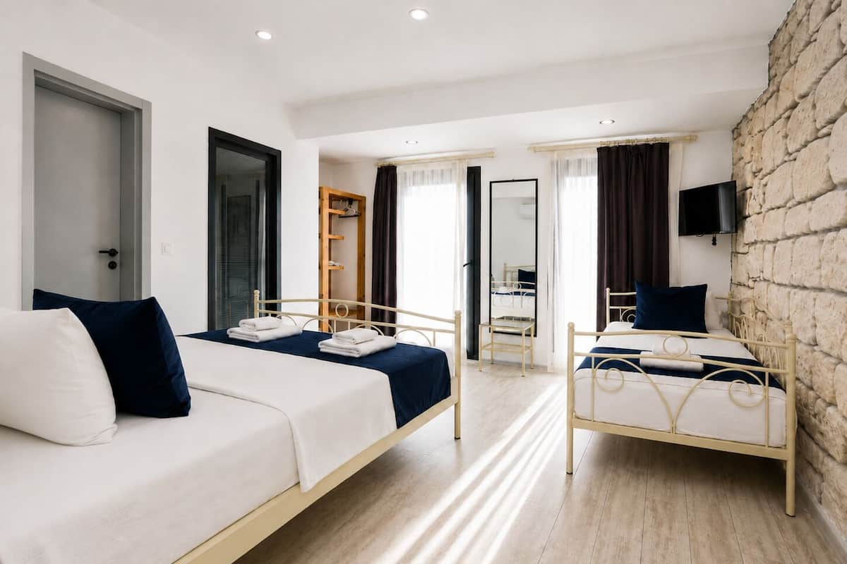 Roupas de cama premium, frigobar, quartos à prova de som