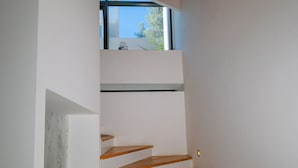 Una escalera moderna con escalones y techo de madera.
