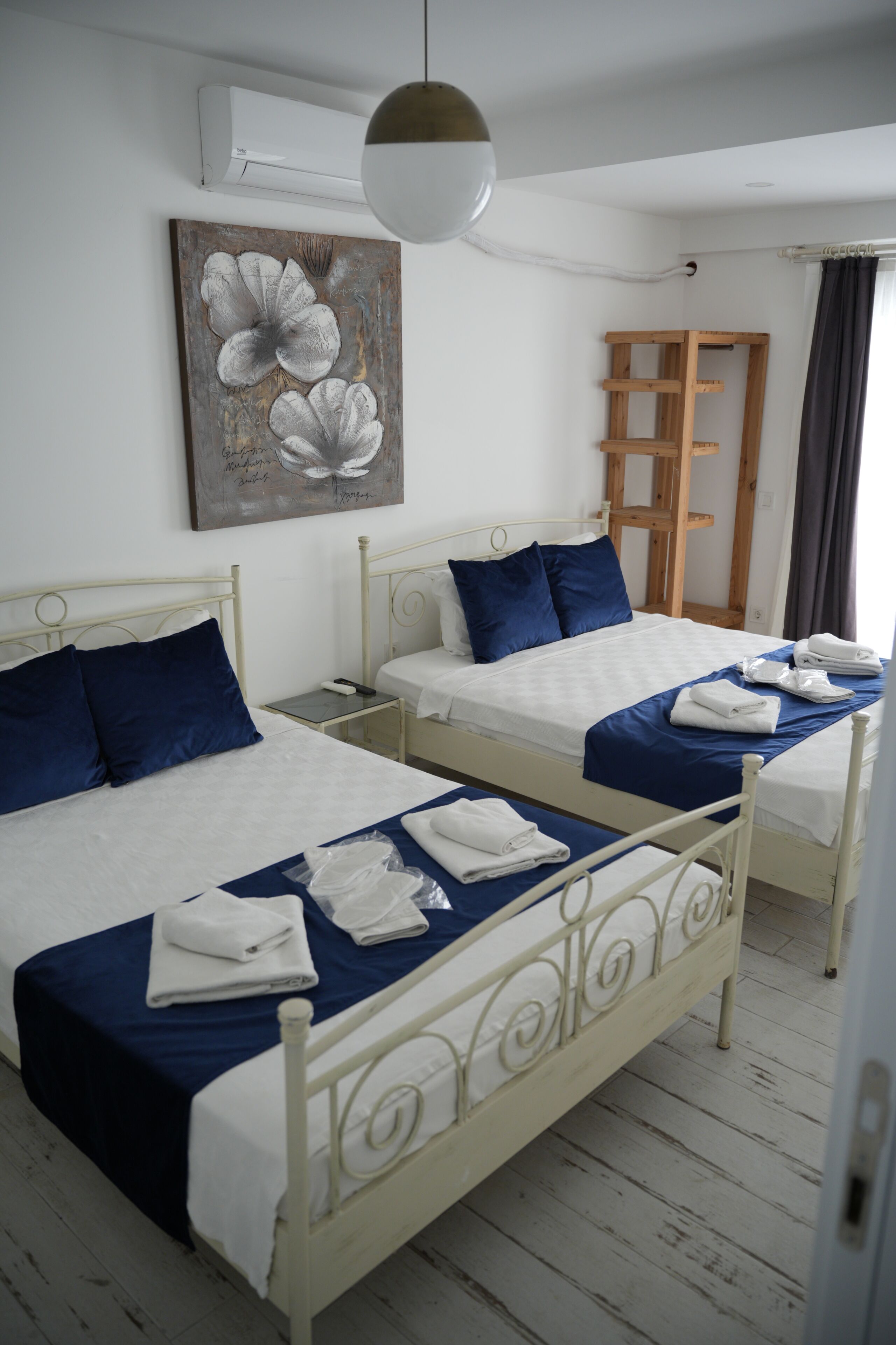 Quarto triplo família, 1 quarto, para não fumantes, vista para o jardim | Roupas de cama premium, frigobar, quartos à prova de som