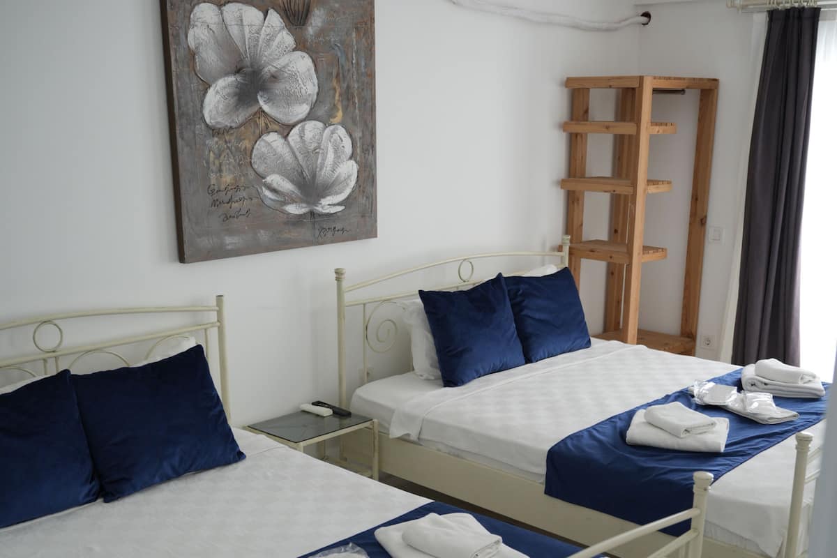 Quarto triplo família, 1 quarto, para não fumantes, vista para o jardim | Roupas de cama premium, frigobar, quartos à prova de som