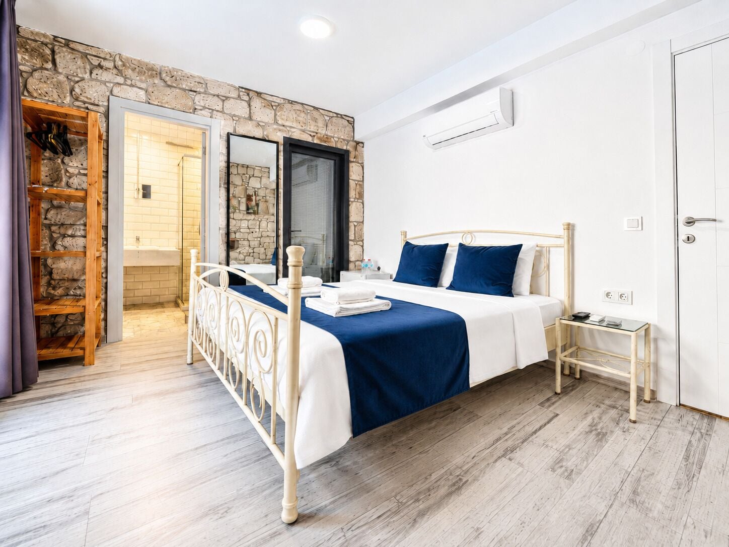 Roupas de cama premium, frigobar, quartos à prova de som