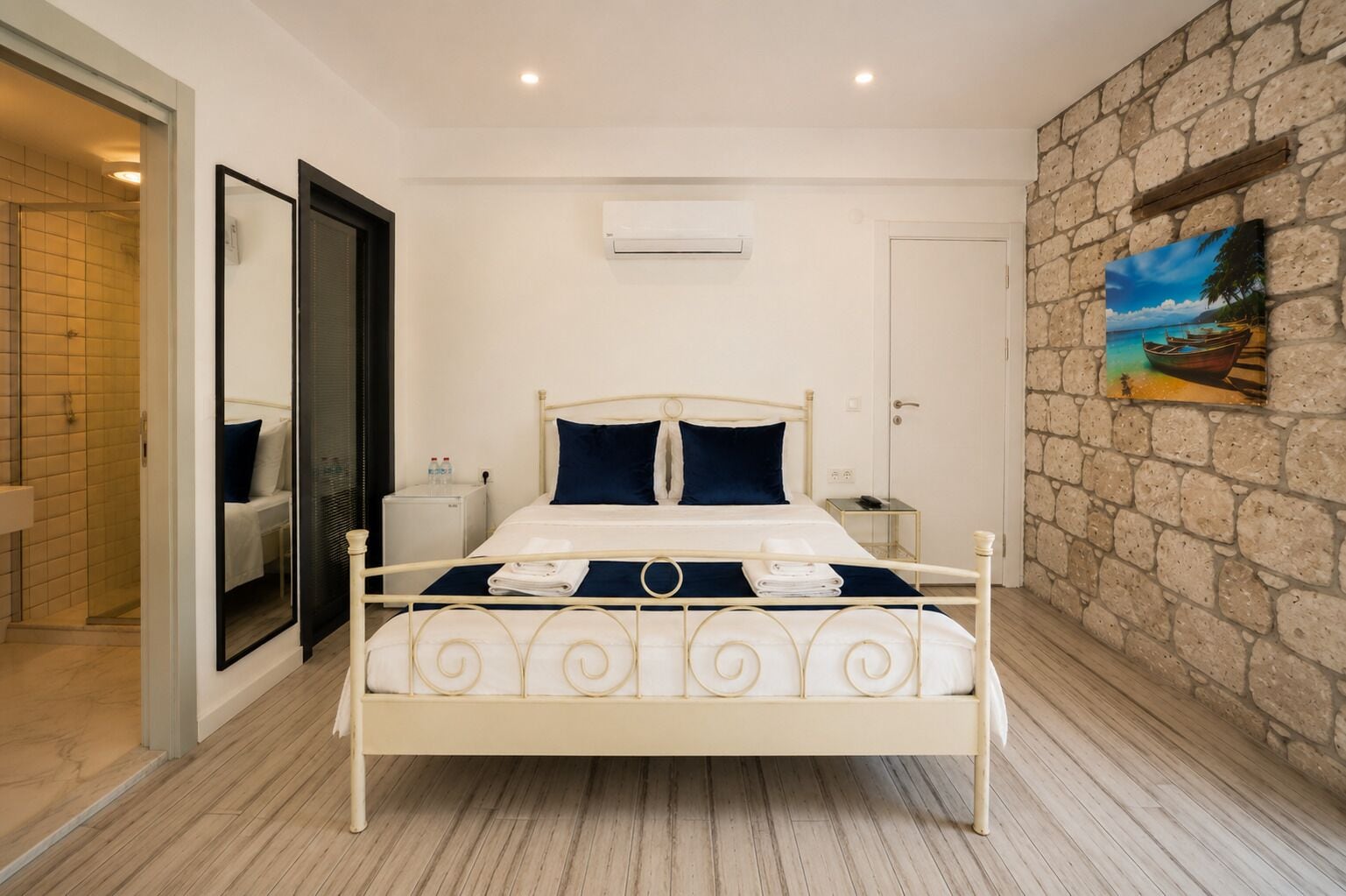 Roupas de cama premium, frigobar, quartos à prova de som