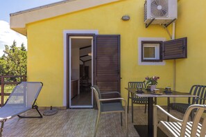 Outdoor dining - Beachfront House Nada (Karlobag)