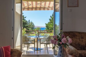 تلفزيون بحجم 21-بوصة يعرض قنوات فضائية، ستيريو