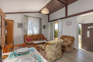 Televisi 21-inci dengan saluran TV satelit dan peralatan stereo