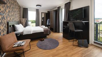 Comfort Room, 1 Queen Bed, Non Smoking, Kitchenette | Down duvets, desk, laptop workspace, blackout curtains