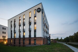 Voorkant accommodatie - avond/nacht