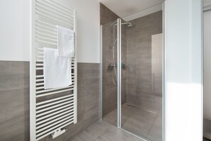 Comfort Room, 1 Queen Bed, Non Smoking, Kitchenette | Hand-held showerhead - We rooms Hotel (Karben)