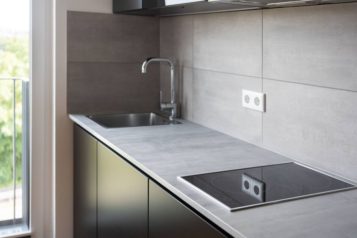 comfort room, 1 queen bed, non smoking, kitchenette | private kitchen | full-sized fridge, microwave, stovetop, dishwasher