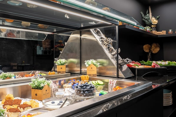 Buffet breakfast on weekdays (EUR 16.90 per person)