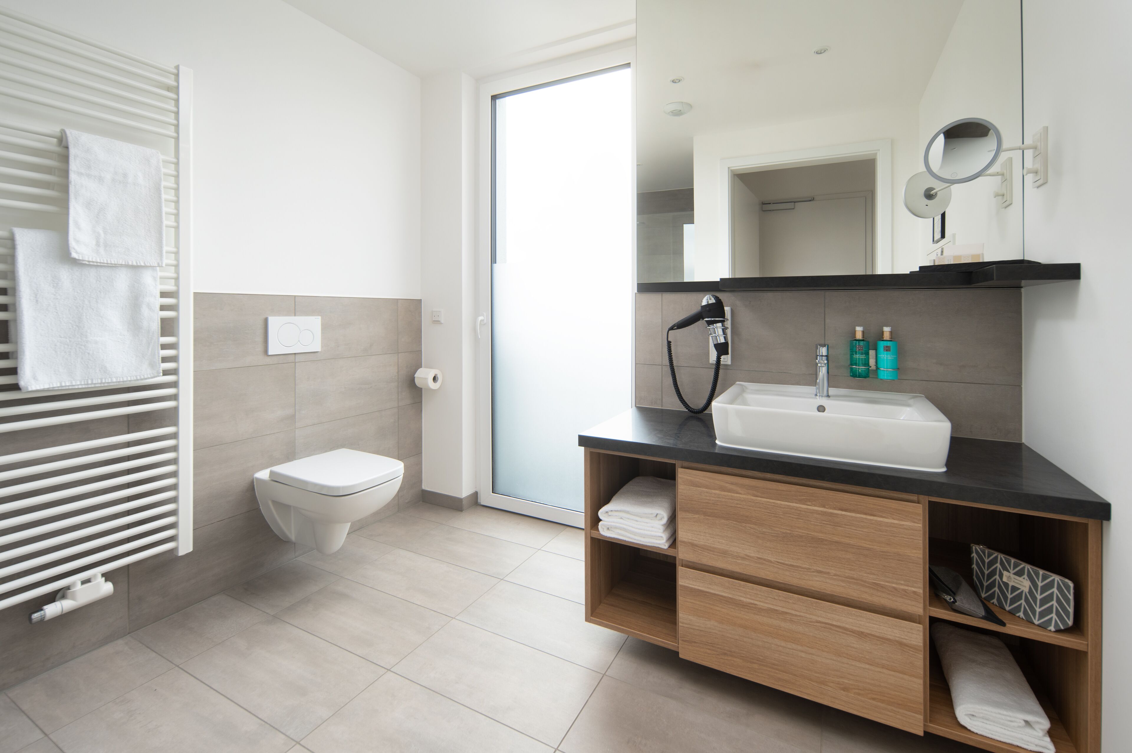 comfort room, 1 queen bed, non smoking, kitchenette | bathroom | shower, rainfall showerhead, free toiletries, hair dryer