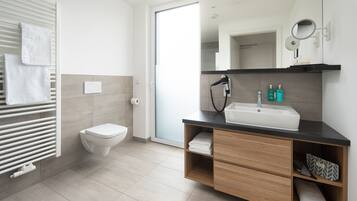 Comfort Room, 1 Queen Bed, Non Smoking, Kitchenette | Bathroom | Shower, rainfall showerhead, free toiletries, hair dryer