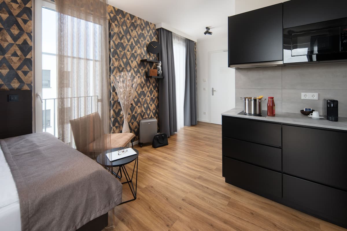 business room, non smoking, kitchenette | private kitchen | full-sized fridge, microwave, stovetop, dishwasher