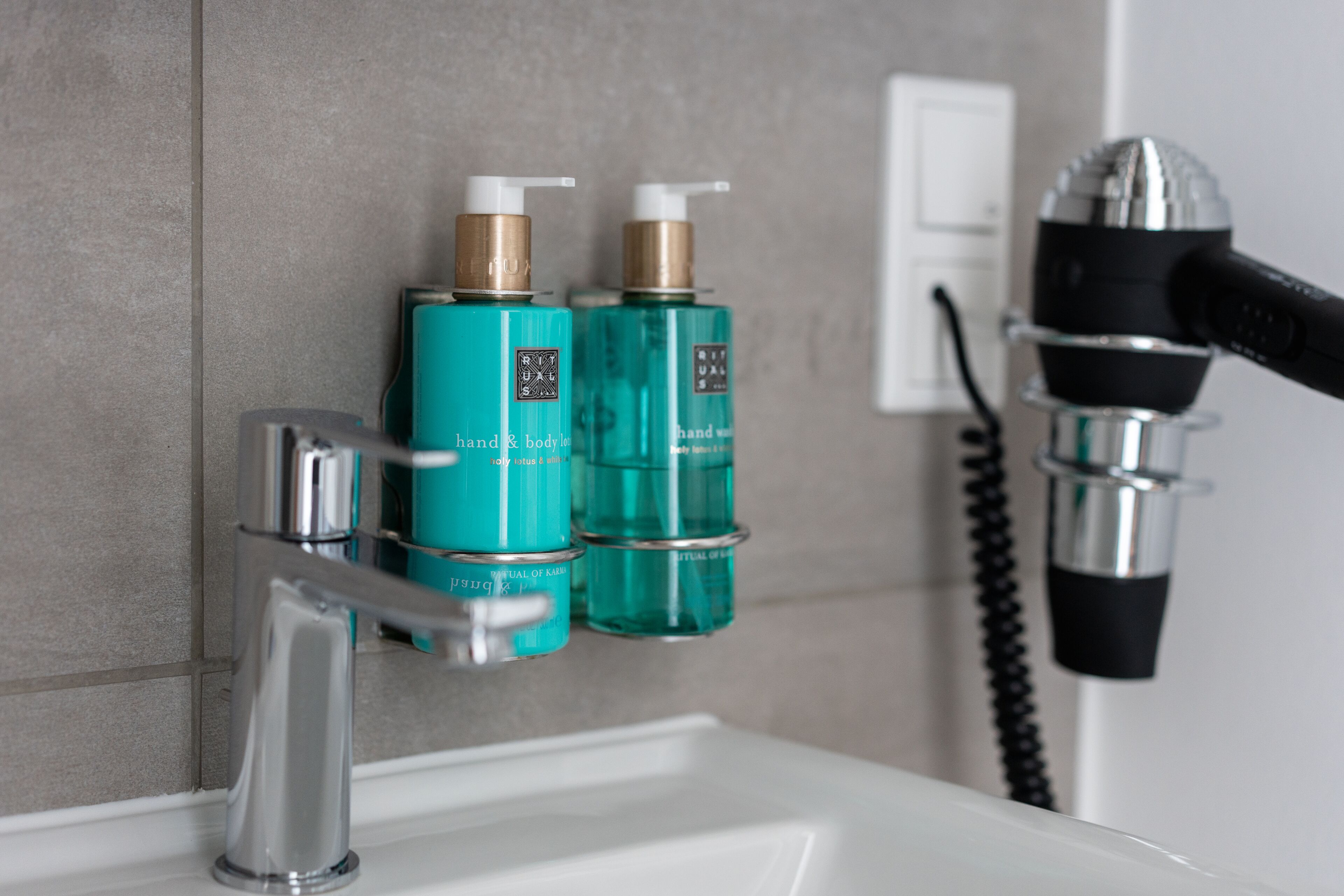 basic room, 1 queen bed, non smoking, kitchenette | bathroom amenities | shower, rainfall showerhead, free toiletries, hair dryer