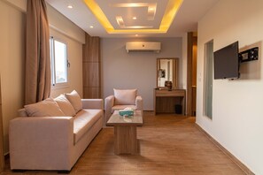 Suite with garden view | 起居区 | 32-英寸LED 电视（配备卫星频道）、电视、壁炉