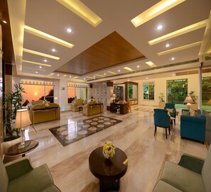 Lobby-lounge