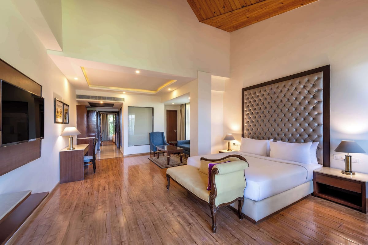 Suite familiar, vistas al valle | Colchones con acolchado adicional, minibar, caja fuerte y escritorio