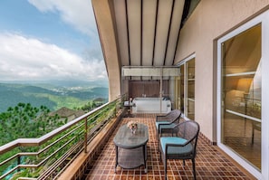 Suite exécutive, vue sur la vallée | Lit avec matelas à plateau-coussin, minibar, coffre-fort, bureau