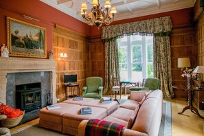 TV, books - Scatwell House; Naturaleza, Belleza y Relax en las Espectaculares Tierras Altas (Garve)