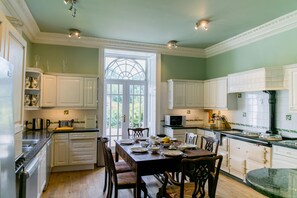 Fridge, microwave, oven, stovetop - Scatwell House; Naturaleza, Belleza y Relax en las Espectaculares Tierras Altas (Garve)