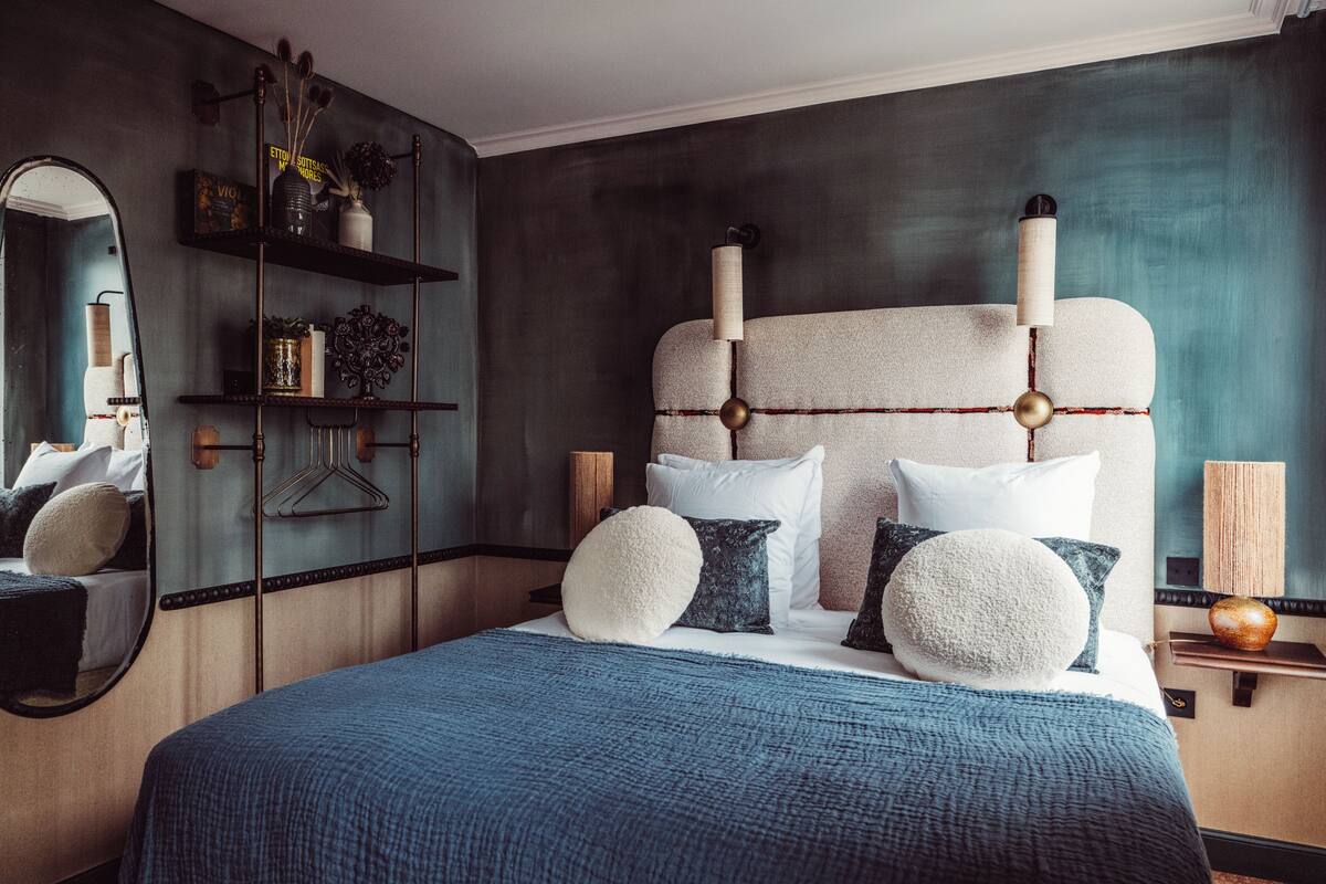 Premium bedding, desk, blackout drapes, soundproofing