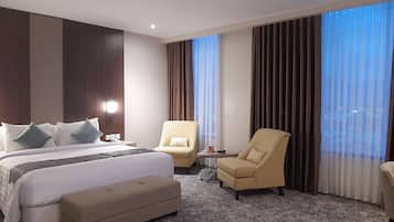 Suite Junior | 1 chambre, coffres-forts dans les chambres, bureau