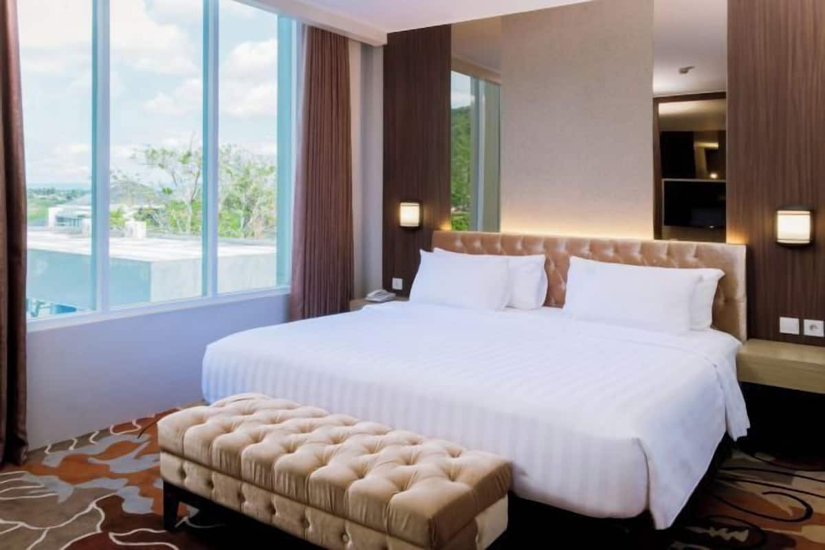 In-room safe, desk, laptop workspace, rollaway beds