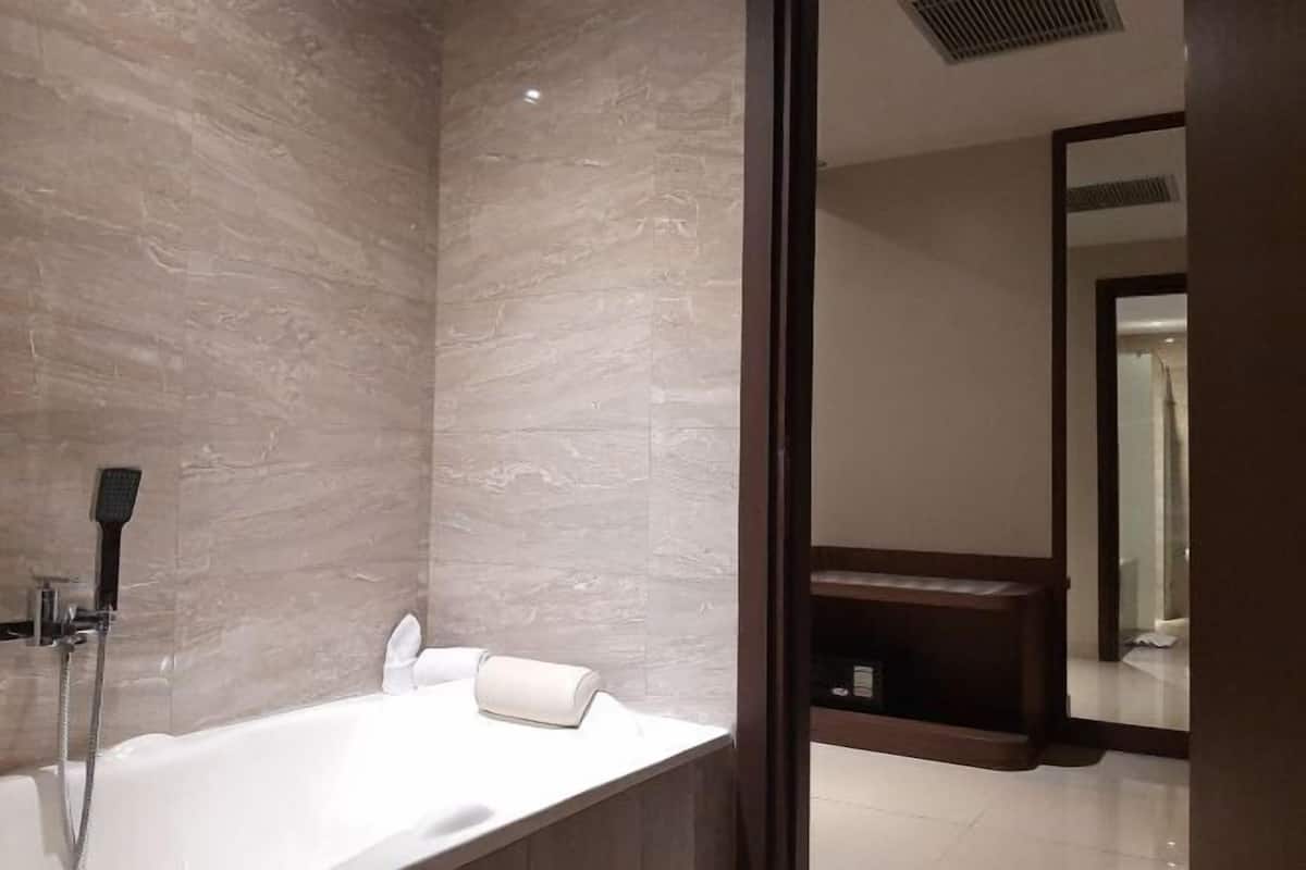 Badkamer | Een douche, pantoffels, handdoeken