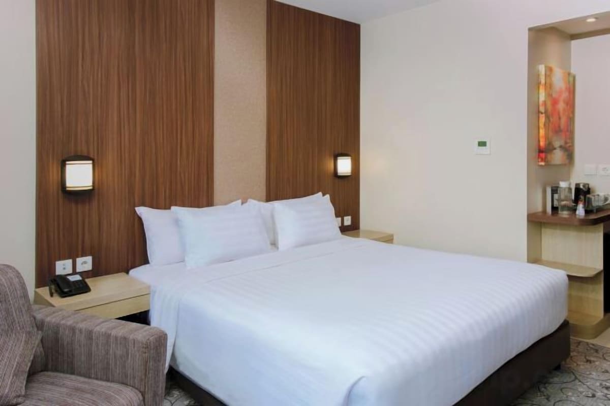 In-room safe, desk, laptop workspace, rollaway beds